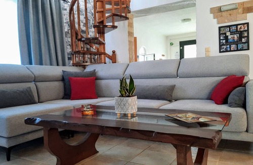 Dafnata Villa | ● Family-sized Holiday Villa w/ Pool, BBQ●Total Privacy close to quaint Resort!