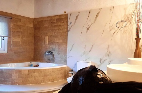 Dafnata Villa | ● Family-sized Holiday Villa w/ Pool, BBQ●Total Privacy close to quaint Resort!