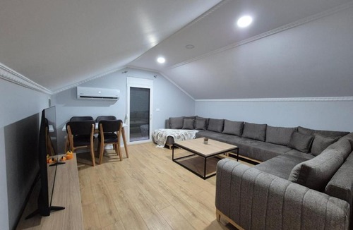 Kamez Apartment | FloVa Apartment