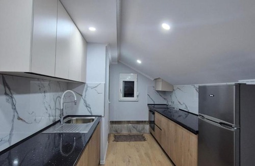 Kamez Apartment | FloVa Apartment