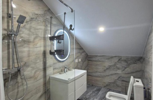 Kamez Apartment | FloVa Apartment