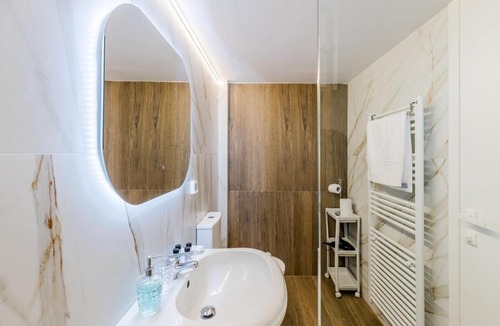 Molaoi Apartment | Forty-Two Bright 2-Bedroom Retreat in Molaoi