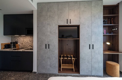 Akovitika Apartment | Garden Suite with Private Courtyard & Pool Access