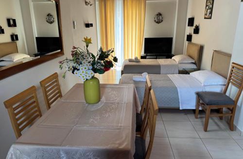 Himare Hotel | George Hotel Rooms&Suites