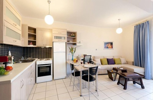 Kalathas Apartment | Giorgi's Blue Apartments