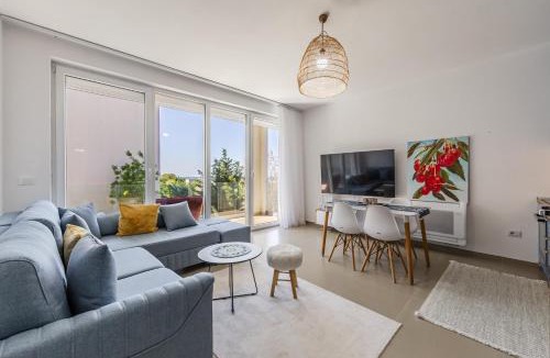 Sakës Apartment | Golden Hour Balcony Apartment Pool & Beach 100m by PikHost
