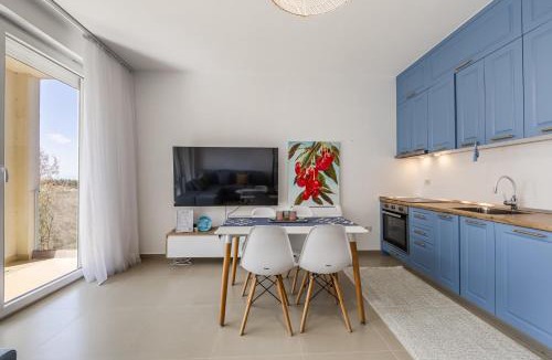 Sakës Apartment | Golden Hour Balcony Apartment Pool & Beach 100m by PikHost