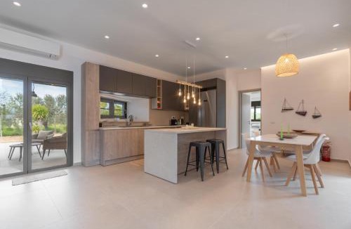 Aegina Town House | Green & Purple
