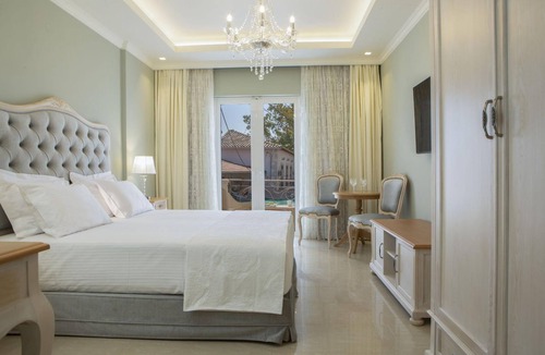 Nidri House | Green Suite - VK Luxury Suites - Private Parking