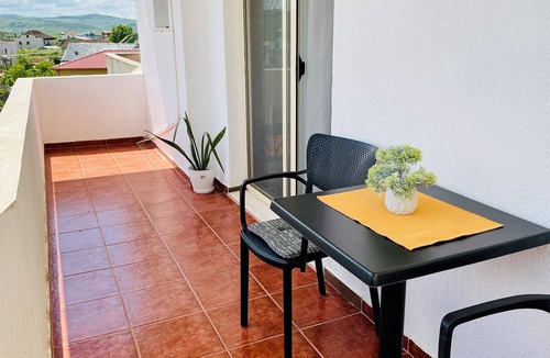 Divjake Apartment | Green Trails Apartment - Completely renovated - Mountain view - City Center