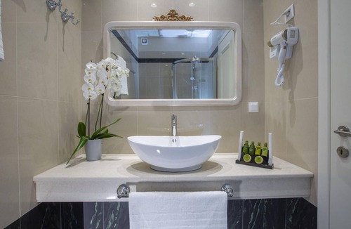 Nidri House | Grey Suite - VK Luxury Suites - Private Parking