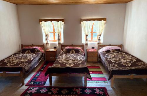 Curraj I Eperm House | Guest House Prebibaj