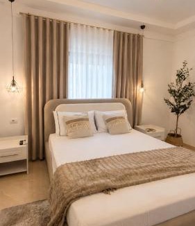 Gjirokaster Bed & Breakfast | Guesthouse Zisi - Private En-suite Room