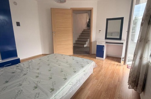 Çagllavicë House | Hampshire Villa Garden, Gym Near City Cent