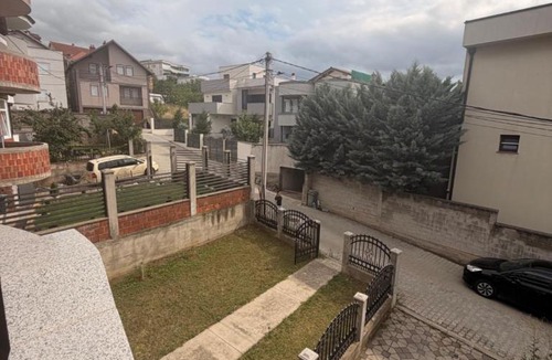 Çagllavicë House | Hampshire Villa Garden, Gym Near City Cent