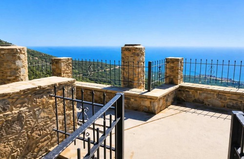 Keramoti House | Harmony House- Sea View Cretan Escape with Jacuzzi
