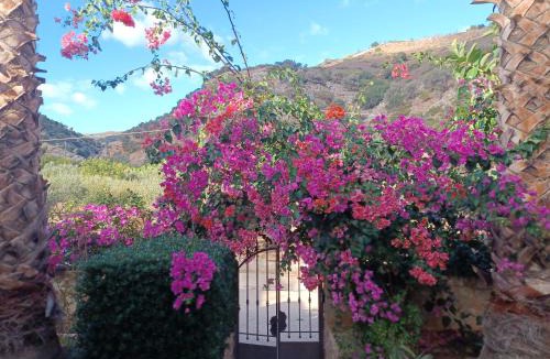 Palaiokastro Villa | Heraklion Comfy House with Mountain View