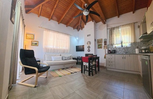 Rafina House | Hibiscus Country House by ΜΡS