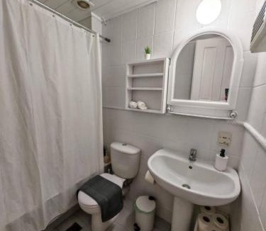 Paleopolis Apartment | Hidden Gem Convenient & Spacious
