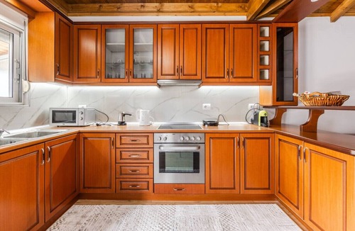 Gjirokaster Apartment | Hillside Apartment Gjirokaster by PikHost