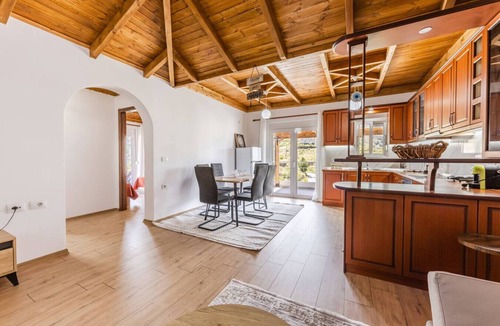 Gjirokaster Apartment | Hillside Apartment Gjirokaster by PikHost