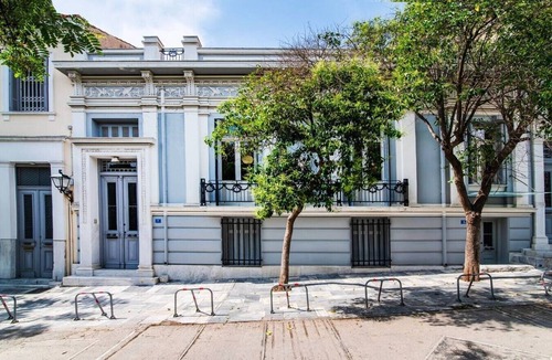 Thissio House | Historical Palace Overlooking Acropolis with Pool
