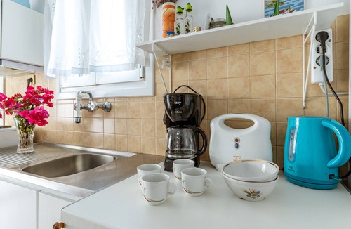 Paros House | Holiday Home 'Anastasia's house Ysterni' with Shared Garden & Wi-Fi