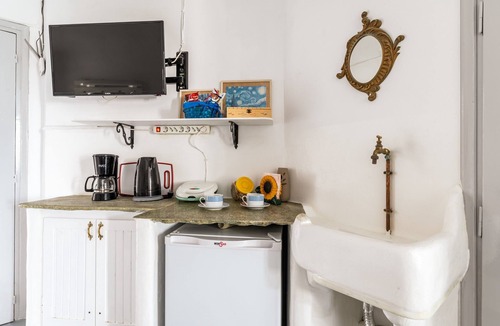 Tinos Town House | Holiday Home 'Apano Vrysi Tinos 3' with Shared Terrace, Wi-Fi and Air Conditioning