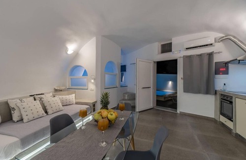 Karterados House | Holiday Home 'Cave House 13 Guests, Private Pool' with Wi-Fi and Air Conditioning