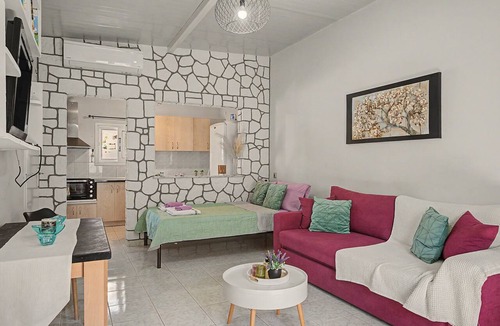 Salamis House | Holiday Home 'Domenica Apartment' with Mountain View, Wi-Fi and Air Conditioning