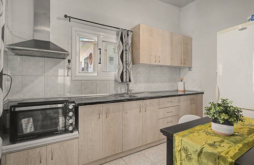 Salamis House | Holiday Home 'Domenica Apartment' with Mountain View, Wi-Fi and Air Conditioning