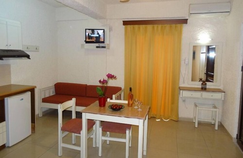 Palaiochora Apartment | Holiday home in Paleochora with a balcony or terrace