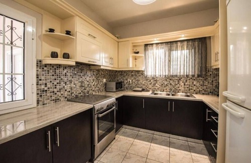 Agia Marina House | Holiday Home 'Kanelos Garden' with Mountain View, Wi-Fi and Air Conditioning