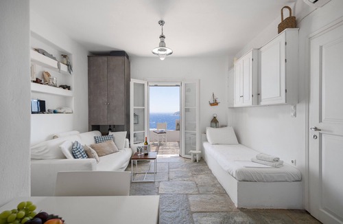 Serifos House | Holiday Home 'Kristina' with Sea View, Private Terrace and Air Conditioning