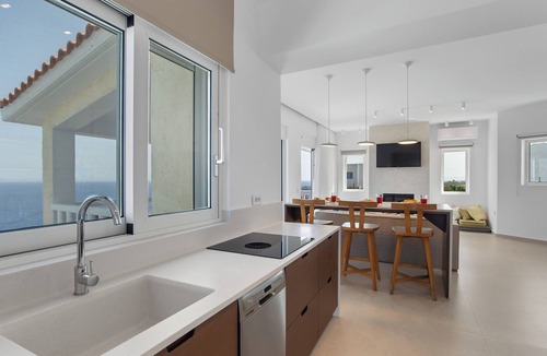 Stavros Villa | Holiday villa Penelope, on the edge of the sea