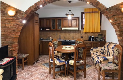 Berat House | Homerez - House in Berat with parking.