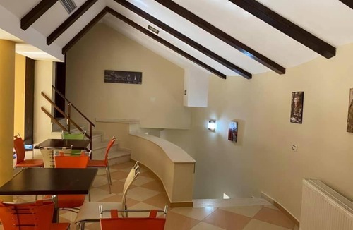 Korce Bed & Breakfast | Hotel Bar King