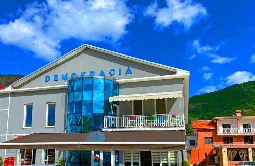 Sakës Hotel | Hotel Demokracia