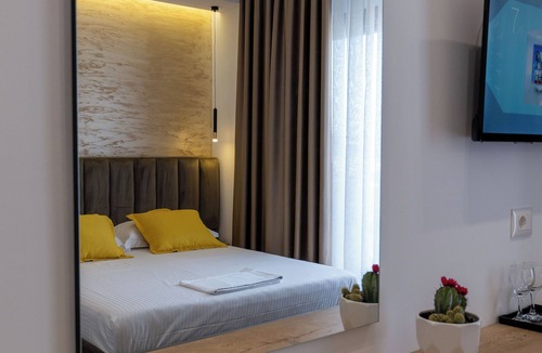 Qafe e Gjashtes Hotel | Hotel Flori