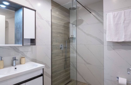 Qafe e Gjashtes Hotel | Hotel Flori