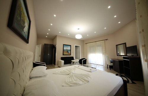 Koplik Hotel | Hotel Holiday