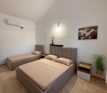 Velipoje Hotel | Hotel Laura