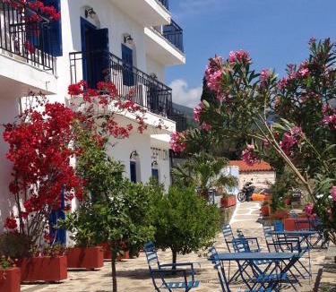 Agios Kirykos Hotel | Hotel Maria-Elena
