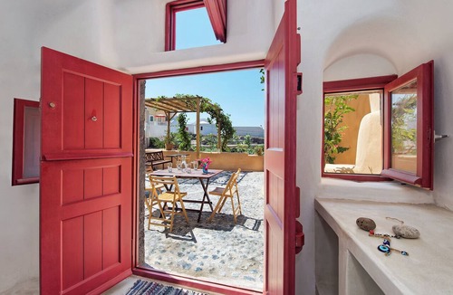 Kamari House | House in the traditional village of Finikia, 15min walk from Oia