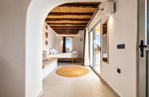 Milos Apartment | iLocal Premium Services suite