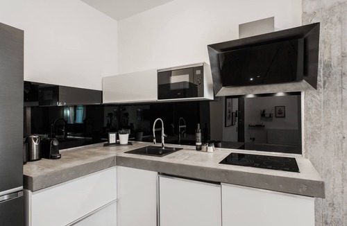 Ampelokipoi Apartment | Industrial 1BR Apartment in Ampelokipoi Area