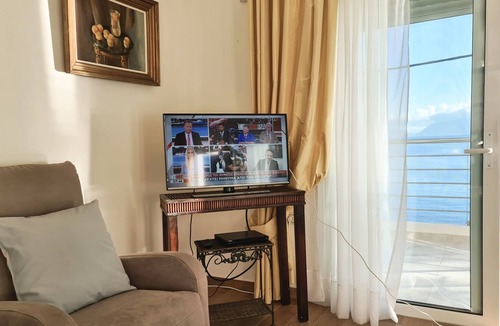 Karavomylos Apartment | IRIS Seafront/unique decoration/sunrise - long sunsets/10m from water