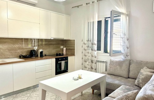 Ishem Apartment | Ishem Green View Two Bedrooms Free Wi-Fi Private Parking Garden