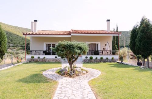 Distomo-Arachova-Antikyra Villa | Jeanne George Estate