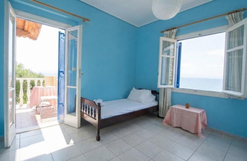 Mikri Mantineia Apartment | Kalamata beach retreat